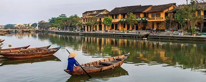 Vietnamesisk kvinde padler i den gamle bydel i Hoi An, Vietnam.