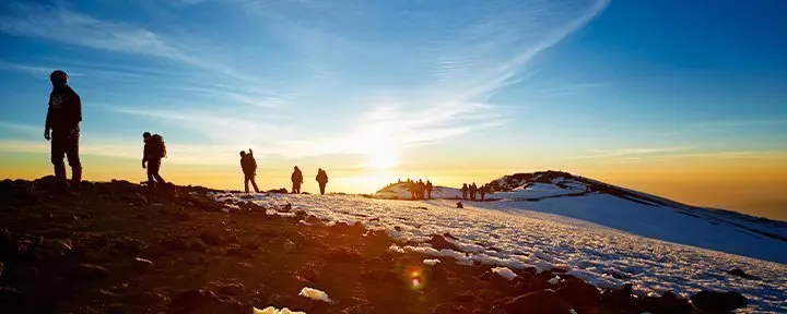 trekkere på Kilimanjaro i solopgangen